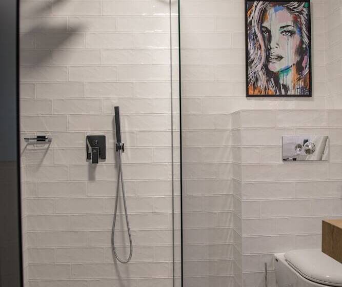 주니어 스위트, Reverence Boutique