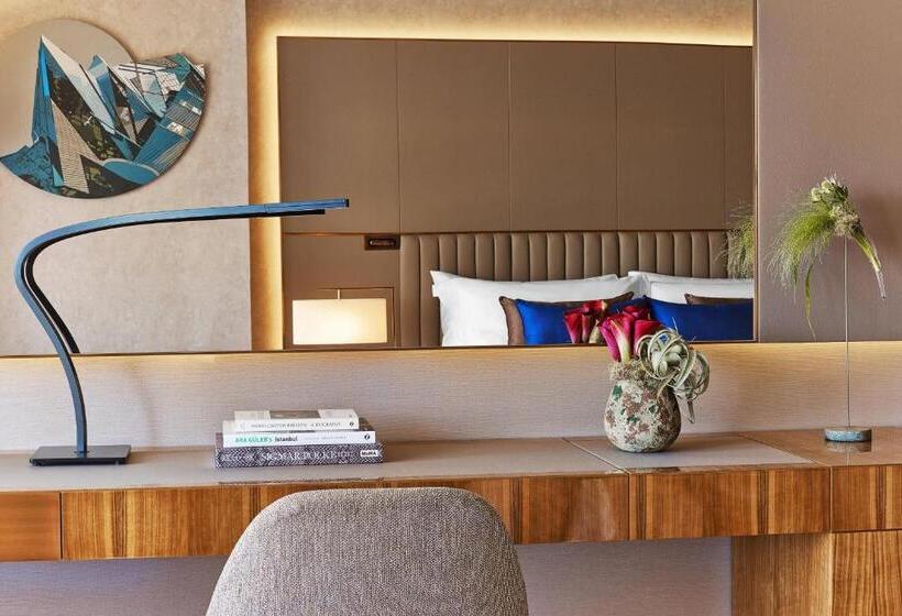 Deluxe Room King Size Bed, The St. Regis Istanbul