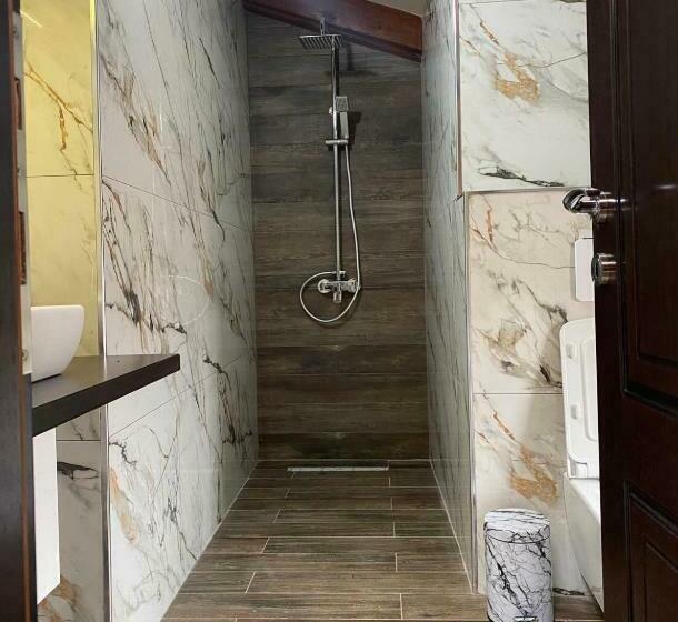 غرفة ديلوكس ثلاثية, Pazari Vjeter Rooms