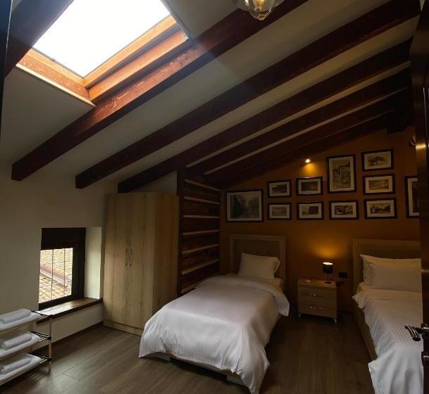 غرفة ديلوكس ثلاثية, Pazari Vjeter Rooms