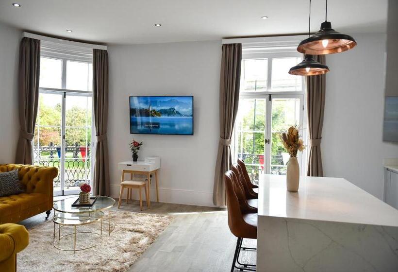 Апартаменты 1 Спальня с Террасой, Victoria Colonnade Apart