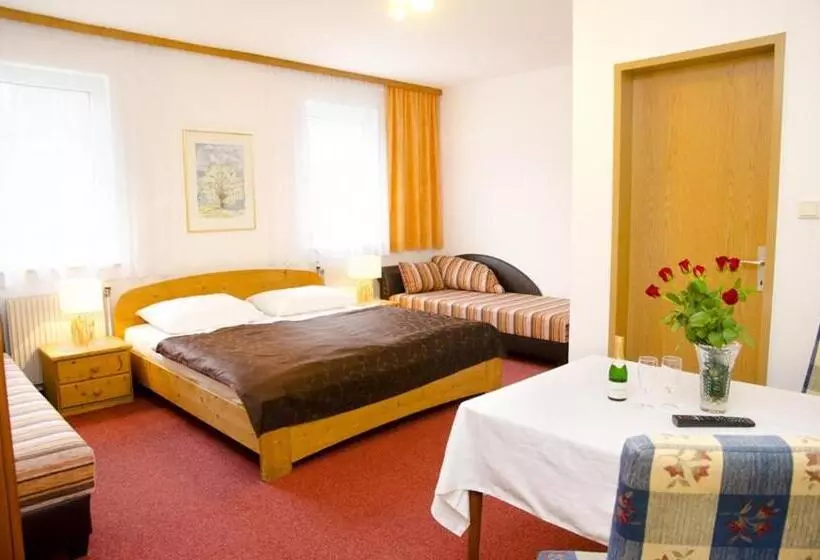 スタンダードトリプルルーム, Pension Parzer Pressbaum Bei Wien