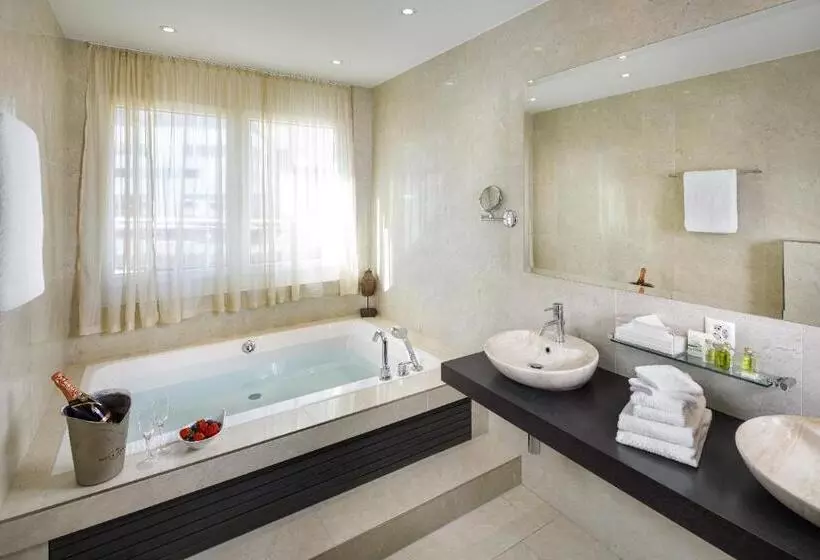 デラックスジュニアスイート, Business Hotel First