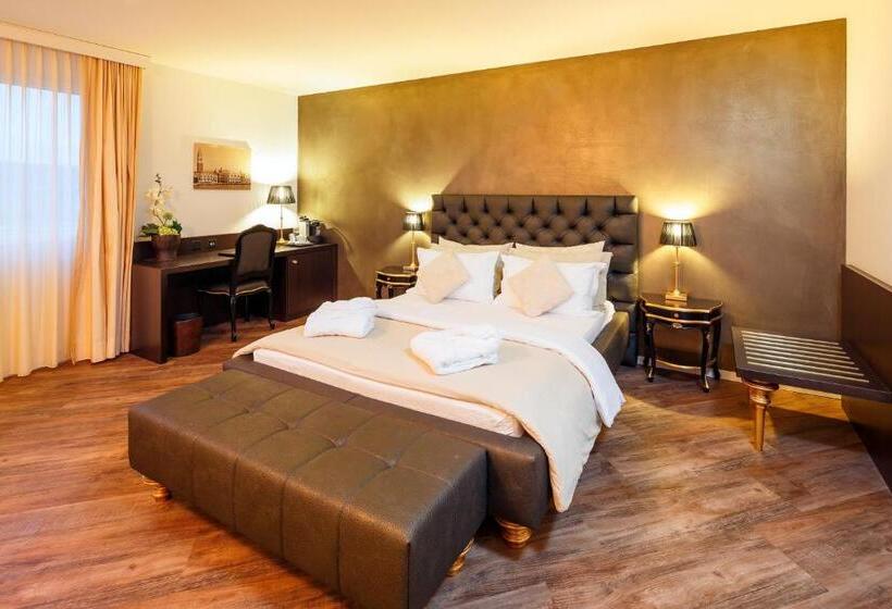 سوییت جونیور لوکس, Business Hotel First