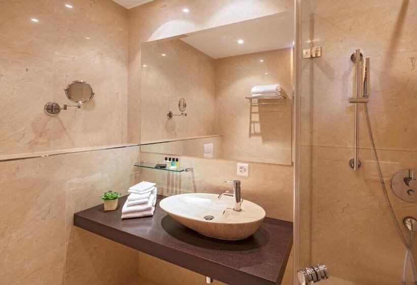 اتاق استاندارد با تخت دو نفره بزرگ, Business Hotel First