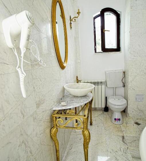 اتاق لوکس, Coroana Moldovei