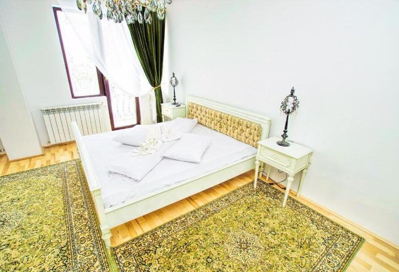 اتاق لوکس, Coroana Moldovei