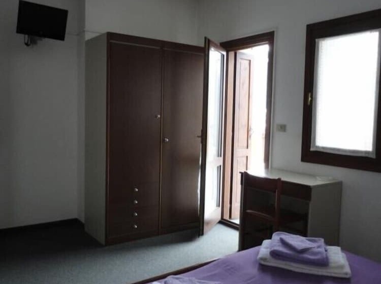 スタンダードトリプルルーム, Del Negro