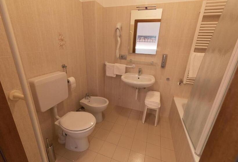 スタンダードトリプルルーム, Del Negro