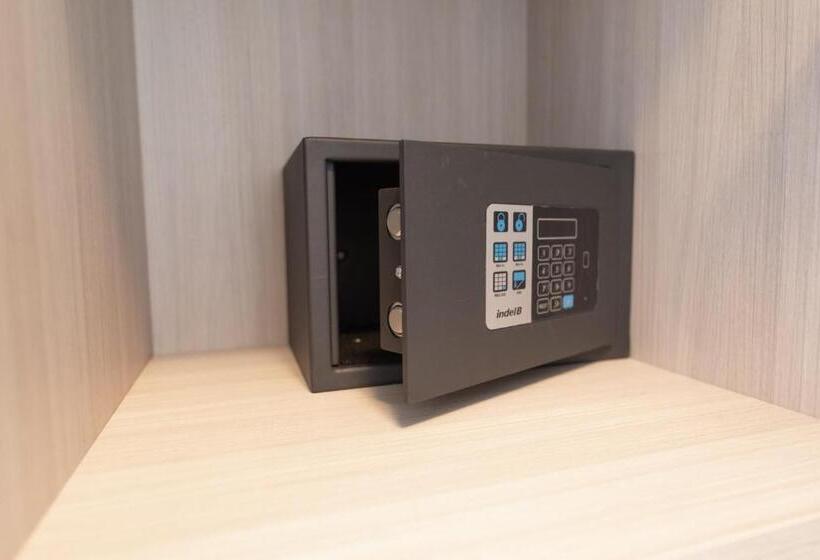 スタンダードトリプルルーム, Del Negro