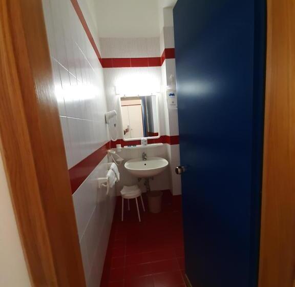 标准三人间, Elba