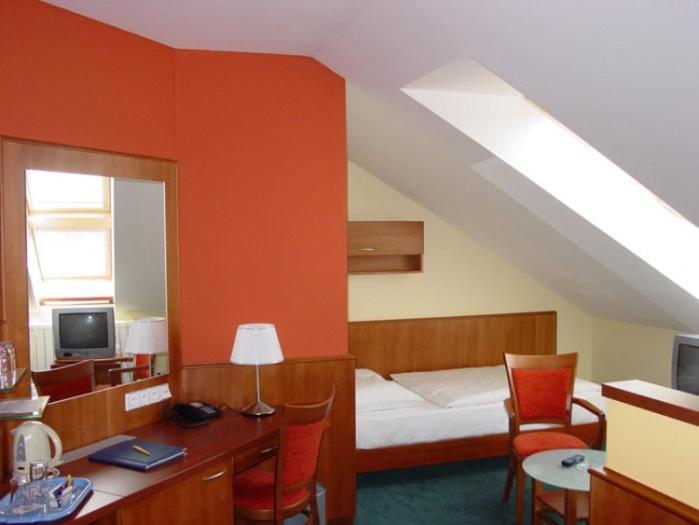 חדר ביזנס, Filipinum