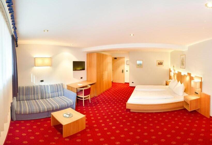 חדר לארבעה סטנדרטי עם מרפסת, Granpanorama Hotel Stephanshof