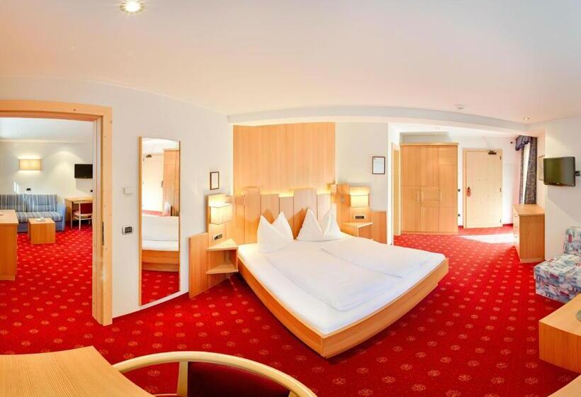 חדר לארבעה סטנדרטי עם מרפסת, Granpanorama Hotel Stephanshof