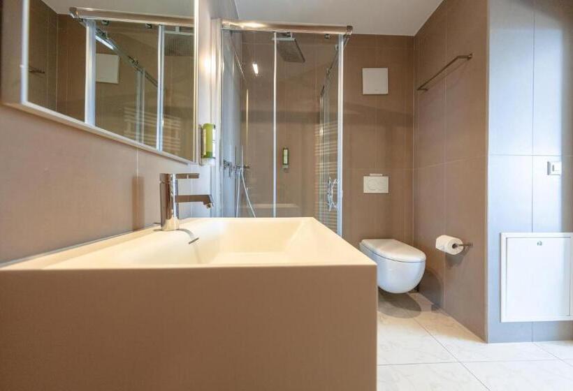 주니어 스위트, La Rouvenaz