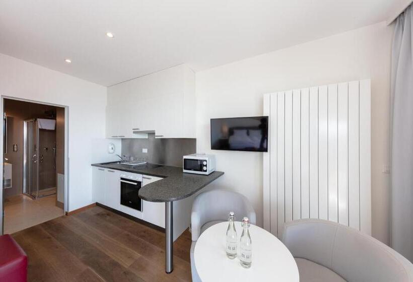 주니어 스위트, La Rouvenaz