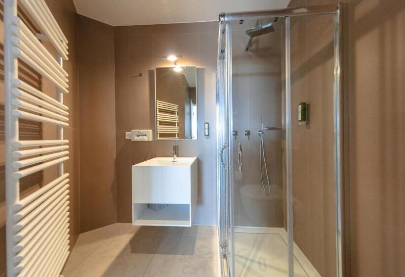 주니어 스위트, La Rouvenaz