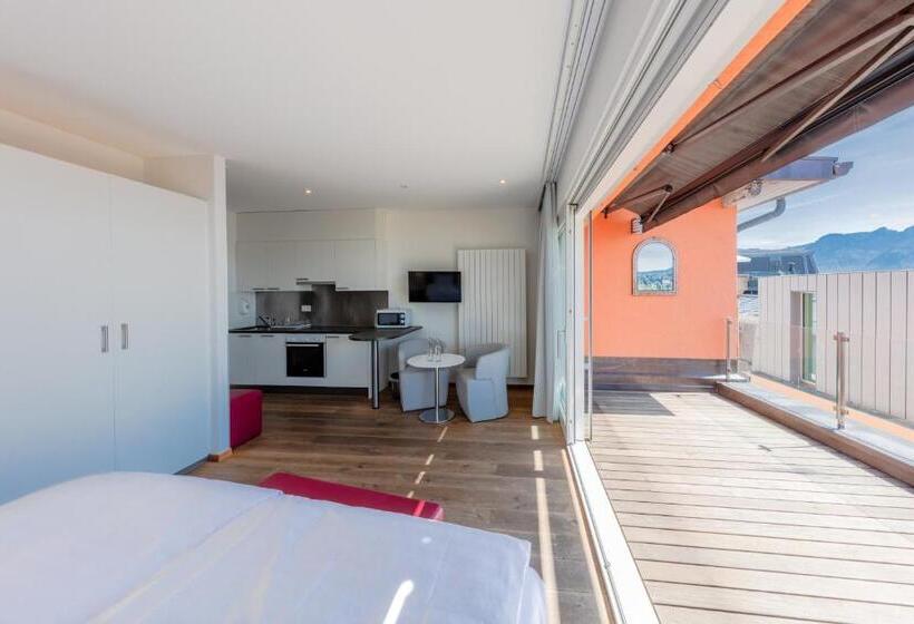 주니어 스위트, La Rouvenaz