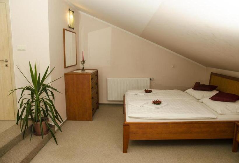 Standard Triple Room, & Restaurant Signal