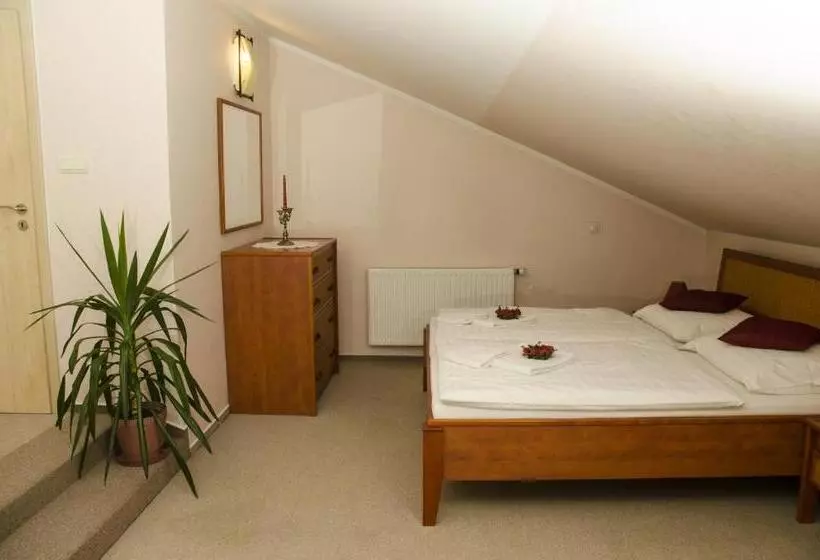 Standard Triple Room, & Restaurant Signal