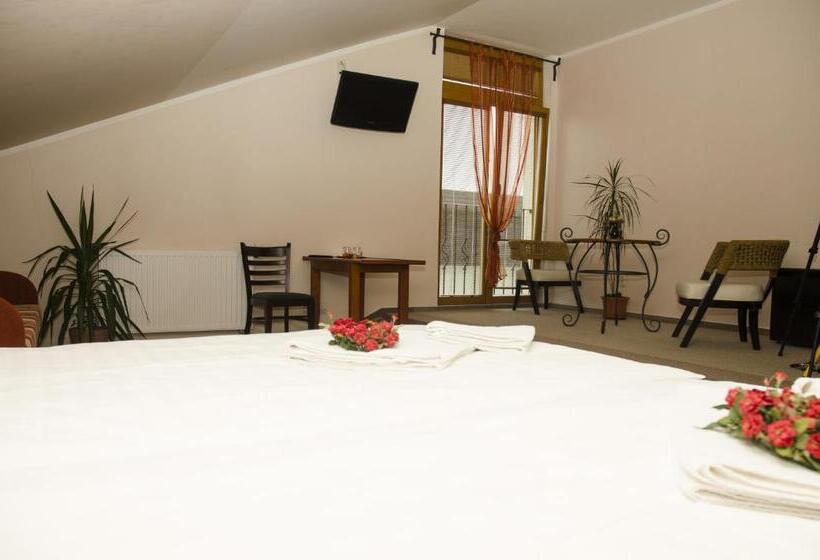 Standard Triple Room, & Restaurant Signal