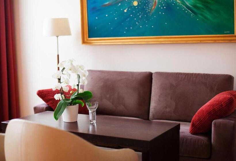 주니어 스위트, Skansen