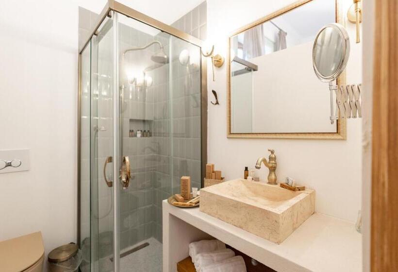 带大床的标准间, Suolo Urla