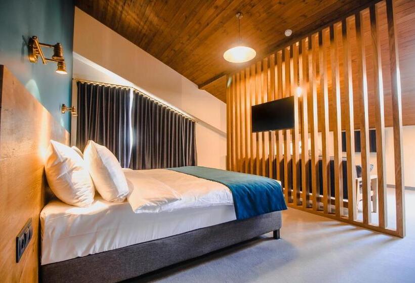 سوییت جونیور با بالکن, Suatis Resort Kazbegi