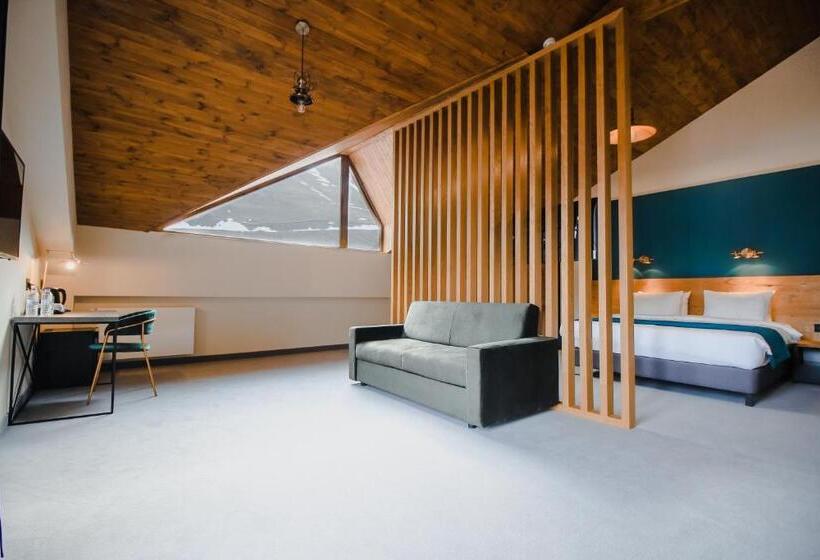 سوییت جونیور با بالکن, Suatis Resort Kazbegi