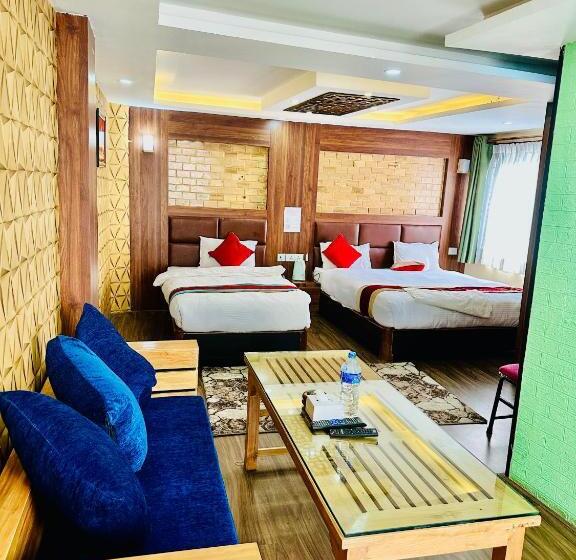 اتاق خانوادگی, Airport Deepshree