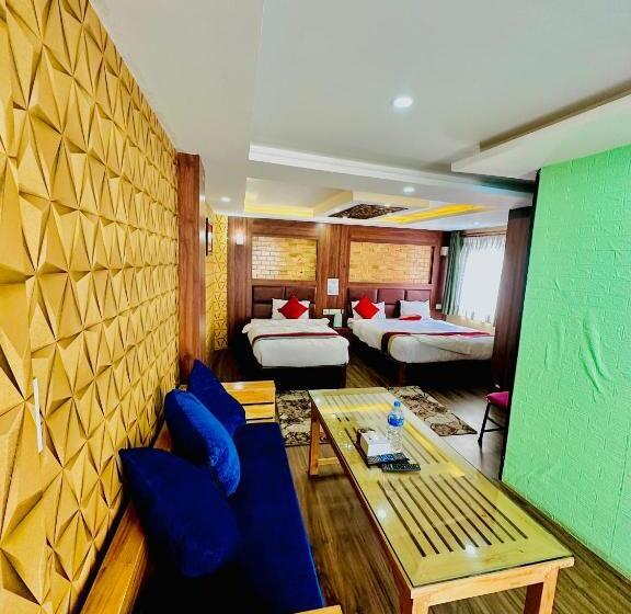 اتاق خانوادگی, Airport Deepshree