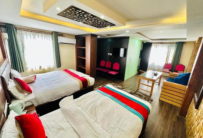 اتاق خانوادگی, Airport Deepshree