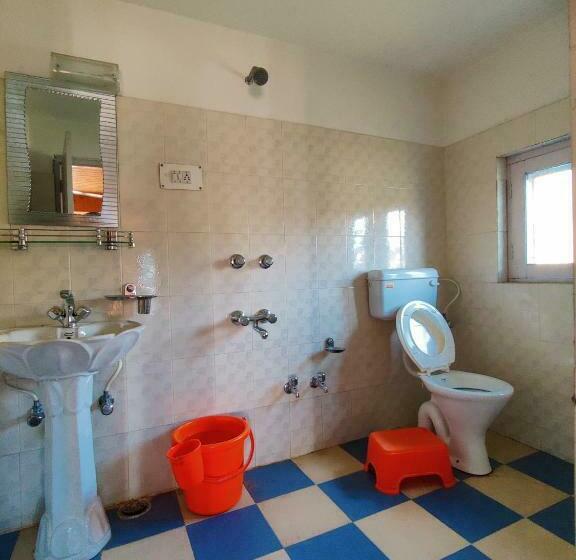 스탠다드 룸 킹사이즈 침대, Calm Holiday Inn