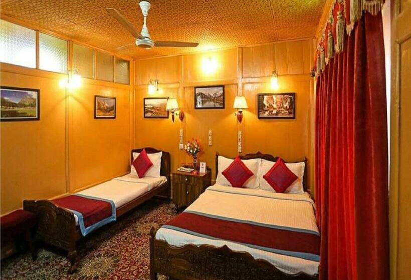 스탠다드 룸 킹사이즈 침대, Calm Holiday Inn