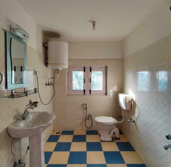 스탠다드 룸 킹사이즈 침대, Calm Holiday Inn