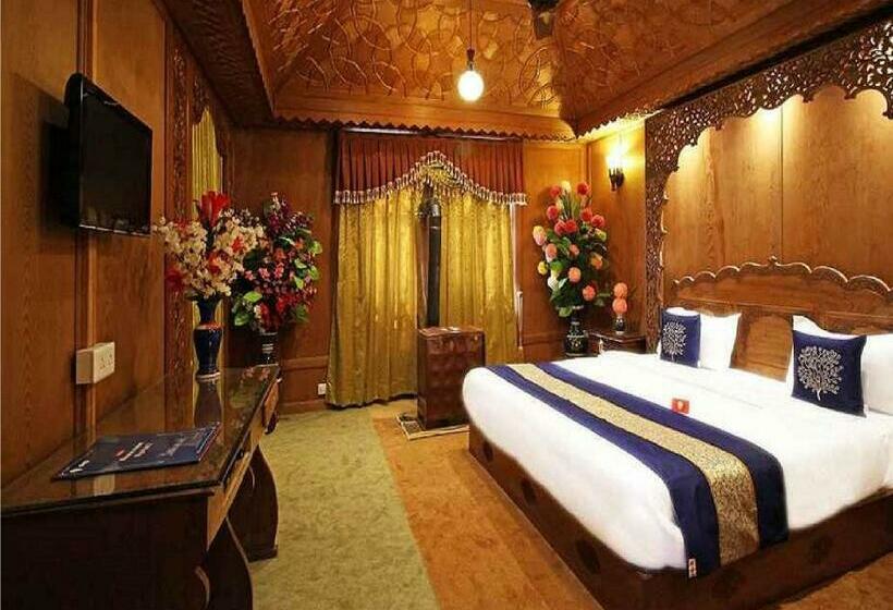 스탠다드 룸 킹사이즈 침대, Calm Holiday Inn