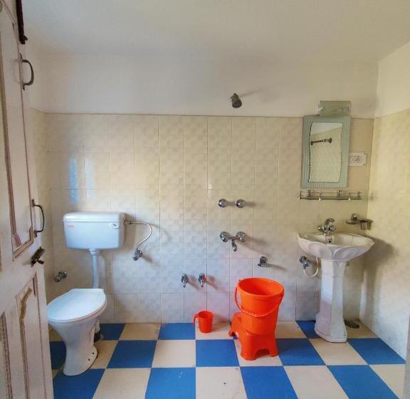 스탠다드 룸 킹사이즈 침대, Calm Holiday Inn