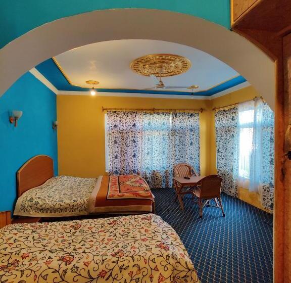 스탠다드 룸 킹사이즈 침대, Calm Holiday Inn