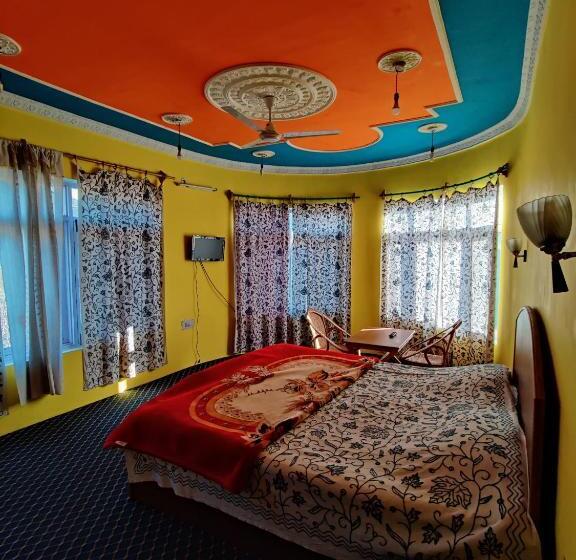 스탠다드 룸 킹사이즈 침대, Calm Holiday Inn