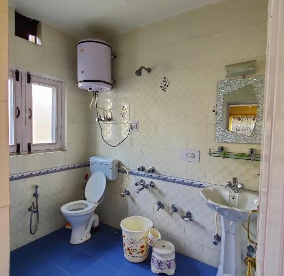 스탠다드 룸 킹사이즈 침대, Calm Holiday Inn