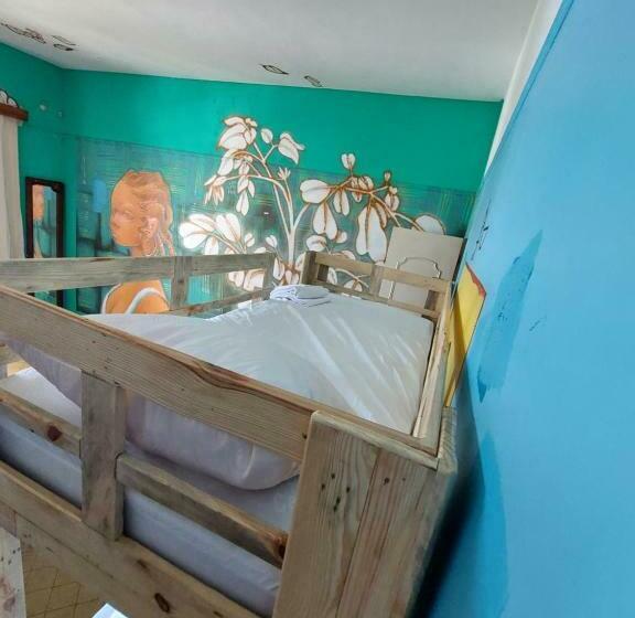 اتاق خانوادگی با چشم‌انداز دریا, The Green Hostel