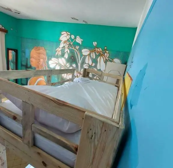 اتاق خانوادگی با چشم‌انداز دریا, The Green Hostel