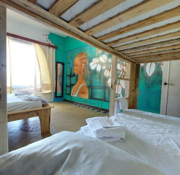 اتاق خانوادگی با چشم‌انداز دریا, The Green Hostel