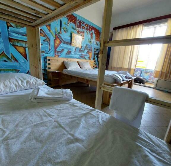 اتاق خانوادگی با چشم‌انداز دریا, The Green Hostel