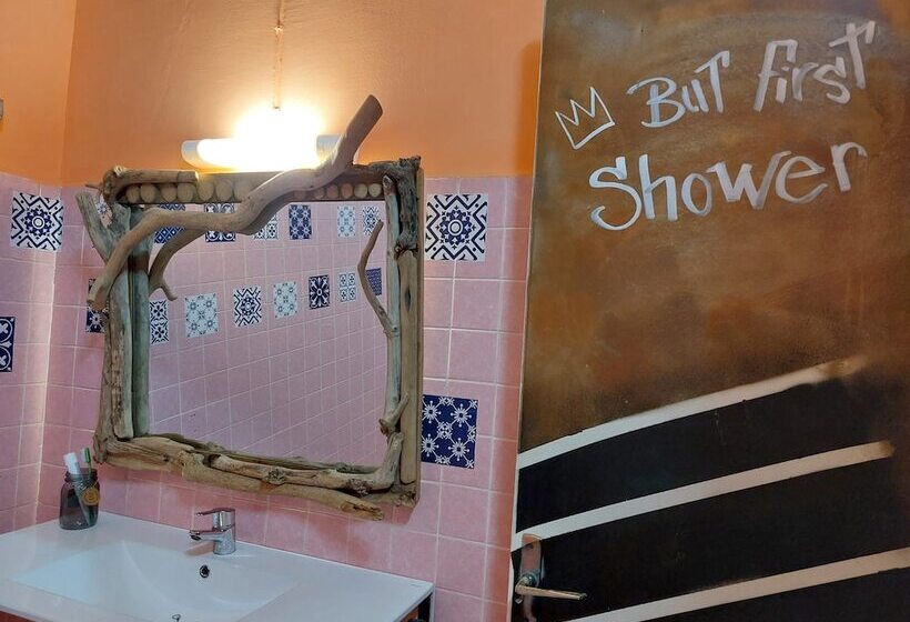 تختخواب در اتاق مشترک, The Green Hostel