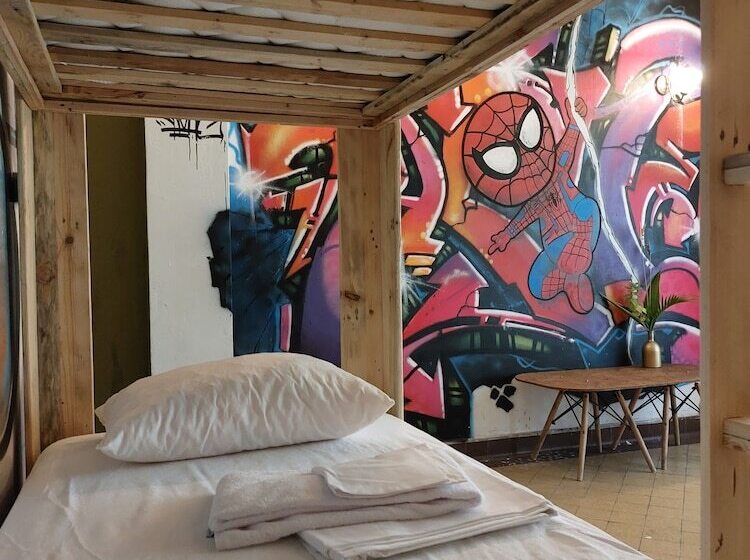 تختخواب در اتاق مشترک, The Green Hostel