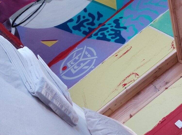 تختخواب در اتاق مشترک, The Green Hostel