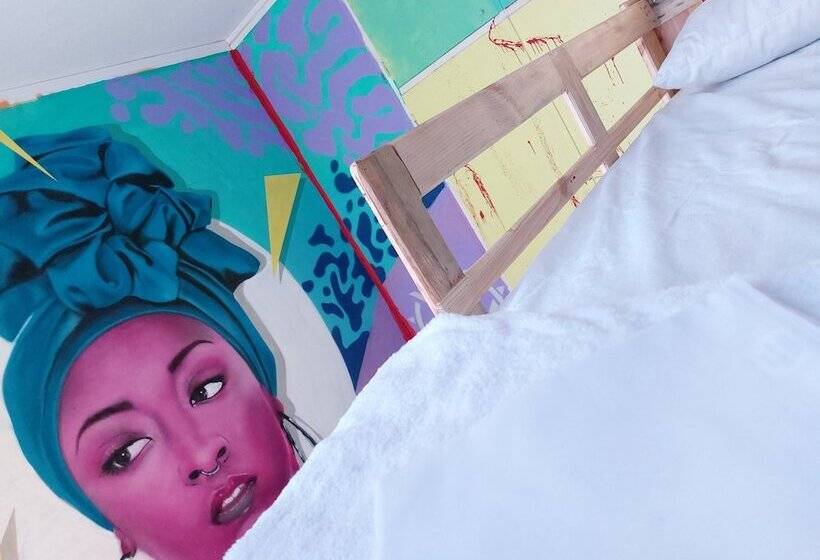 تختخواب در اتاق مشترک, The Green Hostel