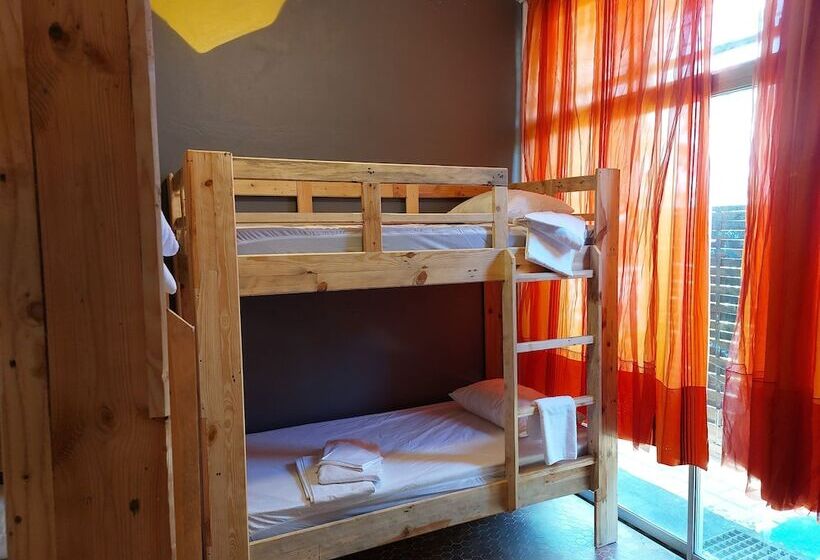 تختخواب در اتاق مشترک, The Green Hostel