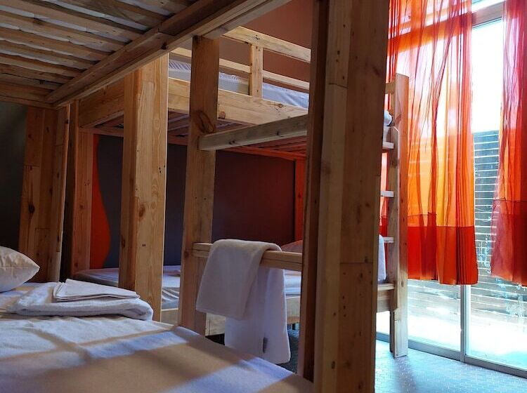 تختخواب در اتاق مشترک, The Green Hostel